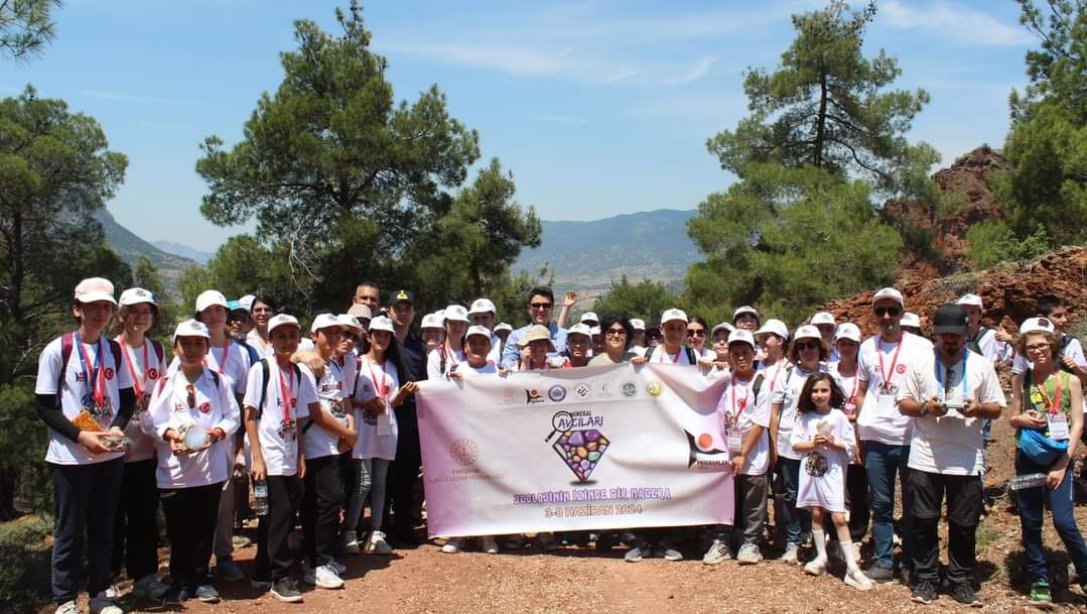 Mineral Avcıları İlçemiz Sarıcakaya'da Mavi Kalsedon Toplama Etkinliği Düzenledi.